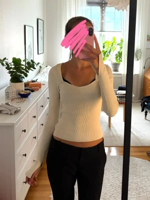 Beige ribbad långärmad topp - En superfin beige/cremevit topp med ribbad struktur. Den har långa ärmar med slits detalj. Toppen har även en fin fyrkantig ringning. Storlek S. Från Gina Tricot. Använd några enstaka gånger, mycket bra skick! Kontakta om du har frågor💗