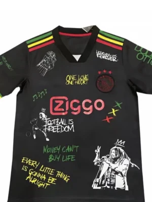 Ajax X Bob Marley fotbollströja - Detta är ett special kit från Ajax som bara är använd 2 gånger. Den har många fina tryck och detaljer!