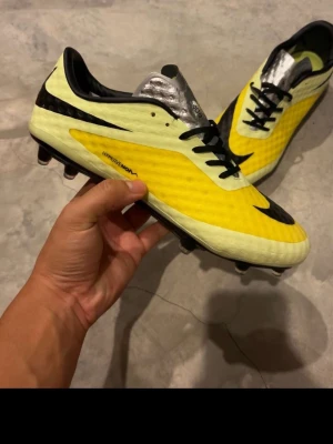 Nike hypervenom gul - Nike hypervenoml helt oanvända i storlek 42 väldigt svåra att hitta på marknaden i denna skick! Obs! Dessa är defekter betyder inte att dom är fejk! 
