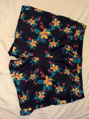 Badshorts - Supersnygga detaljrika badshorts med bakficka från Dressman i storlek S. Badshortsen är använda men VARJE GÅNG med kalsonger under! Därav ingen hygienisk problematik. 