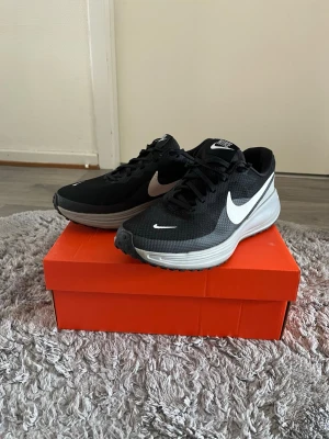Nike runners - Säljer dessa svarta Nike skor eftersom de inte passar mig längre. Skorna är väldigt bekväma och är träningsskor/runners. Skicket är väldigt bra och originalförpackningen ingår. Priset kan diskuteras