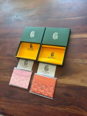 Korthållare i rosa, orange och blå - Säljer snygga korthållare i tre olika färger: ljusrosa, orange och ljusblå. De har det klassiska G mönstret och är tillverkade i tåligt canvasmaterial med läderdetaljer. Perfekt för kort och ID, levereras i originalask.