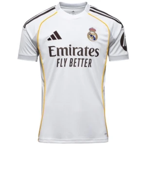 Real Madrid matchtröja Adidas vit - Snygg Real Madrid matchtröja från Adidas i vitt med svarta och gula detaljer. Tröjan har klubbmärke på bröstet, Adidas-logga och sponsortryck framtill. Tillverkad i lätt och ventilerande material, perfekt för fotbollsträning eller match.