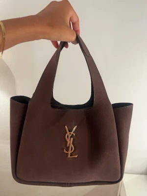 Brun handväska från Saint Laurent - Säljer denna väskan som är helt ny, rejäl material och däröver priset! (Ej äkta) 