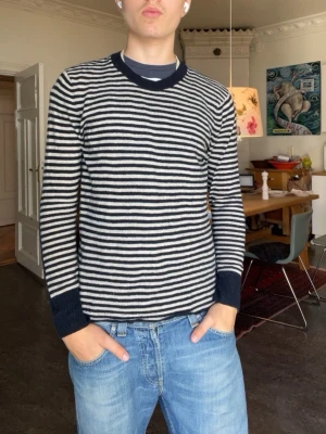 Randig acne studio tröja  - Randig acne tröja. Inga defekter. Modellen är 180cm 65kg och bär storlek m.  Fråga gärna frågor! (Kan gå ner mer i pris vid köp av bundels🤩)