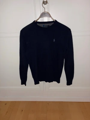 Stickad Ralph Lauren tröja - Klassisk mörkblå stickad cashmere tröja från Polo Ralph Lauren.