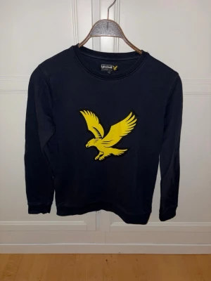 Mörkblå Lyle & scott tröja - Snygg färg och perfekt till sommarkväll/sensommar/höst då den är hyfsat tunn. Passar för dig som har storlek 164-XS