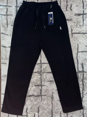 Polo Ralph Lauren byxor - Säljer svarta byxor från Polo Ralph lauren i storlek medium. Knappt använda. Passar skönt och fint. Dropa längd så svarar jag ifall dem passar. Är det något du undrar skriv!
