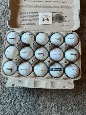 Titleist mix B/C klass  - Ni ser på bild ett vilka bollar de är Säljer ett gäng vita golfbollar i en äggkartong, perfekt för dig som vill fylla på golfväskan. Bollarna är av olika märken och har klassisk rund form med dimple-mönster. Smidig förvaring och enkel att ta med till golfbanan.