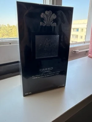 Creed parfym 100 ml - Lyxig parfym från Creed i en elegant svart förpackning med silverdetaljer och klassisk logotyp. Flaskan rymmer 100 ml och utstrålar exklusivitet och stil. Perfekt för dig som vill ha en sofistikerad doftupplevelse.