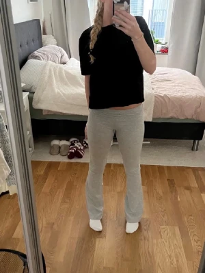 Gråa yoga pants  - Supersköna grå loungebyxor med utsvängda ben och hög midja. Perfekta för chill hemma eller mysiga dagar. Byxorna är i ett stretchigt och mjukt material som sitter bekvämt. Matcha med din favorit-t-shirt för en avslappnad look.