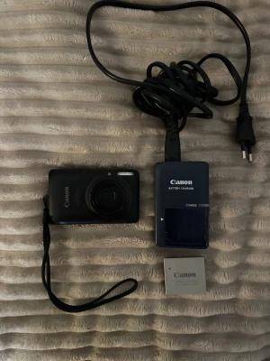 Canon Ixus 120is - Säljer den populära  digitalkameran från Canon med tillhörande batteriladdare och batteri. Modellen är Canon ixus 120is (samma modell som Sabrina Carpenter digitalkamera!) 🩷