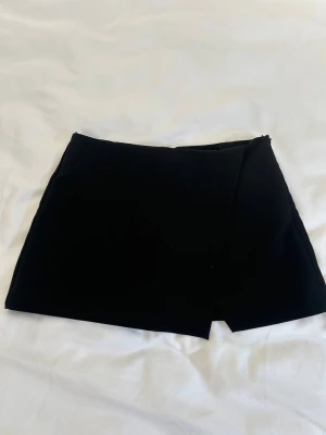 Kostym kjol  - Kostymkjol med slits från Zara med inbyggda shorts under. Är tjockt material. Nyskick!
