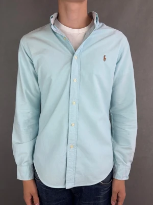 Ralph Lauren skjorta - Ralph Lauren Skjorta Märke: Polo Ralph Lauren Storlek: M Passform: Slimfit Färg: Turkos Skick: Mycket bra Beskrivning: några mindre fläckar, går möjligtvis bort i tvätt. Modellen på bilden: 183 cm / 74 kg