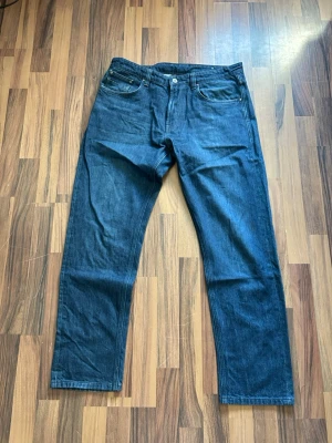 Mörkblå jeans från Massimo Dutti - Snygga mörkblå jeans från Massimo Dutti i klassisk rak modell. Jeansen har fem fickor, bälteshällor och stängs med knapp och dragkedja. Tillverkade i slitstark denim med en tidlös look.