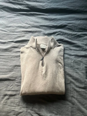 Halfzip - Snygg beige stickad tröja med halvzip och hög krage. Tröjan passar ej mig då jag växt ur den. Köpt i Spanien. 