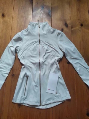 Lululemons  - Vit lululemons tröja i storlek 2