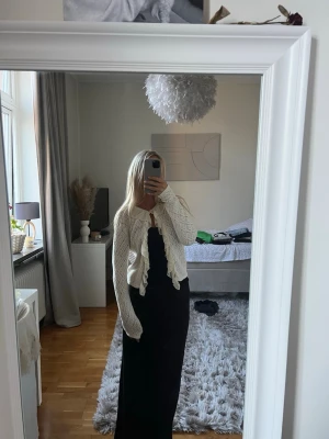 Söt kofta med volangkant - Söt kofta i virkad stil med volangkant, från Zara. Storlek Xs