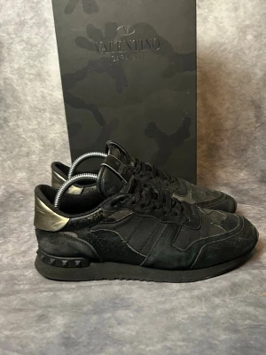 Valentino rockrunners -  fint skick med allt og | Size 40.5 | fraktar inom 24 timmar | för att köpa klicka ”köp nu” | vid frågor eller funderingar är det bara att skicka ett meddelande | följare får bättre rabatter🙌