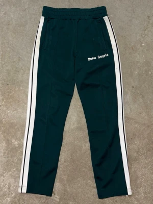 Palm Angels Track-Pants - Köpta på illum i Köpenhamn. Småsömmar lite spruckna där bak (därav priset)