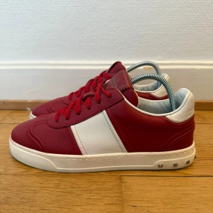 Valentino flycrew sneakers - Säljer nu dessa fina valentino flycrew skor | Storlek 37 | Super fint skick | Kvitto ingår som intygar äktheten | Hör gärna av er vid frågor eller funderingar 😊