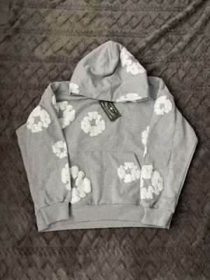 Denim tears hoodie - Riktigt snygg i storlek M passar till nästan alla outfits.
