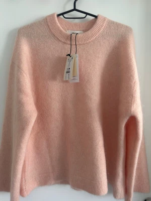 Stickad tröja - En aprikos färgad stickad tröja från Gina Tricot, jag köpte i fel storlek och tappa bort kvittot så tröjan är oanvänd och i helt nytt skick.