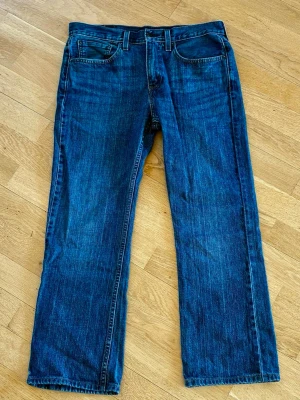 Levi’s 527 Bootcut - Säljer ett par Levi’s 527 slim bootcut. Säljer då jag blivit för lång för dem! Storlek: W31 W32. Längd 93cm, midja 39cm