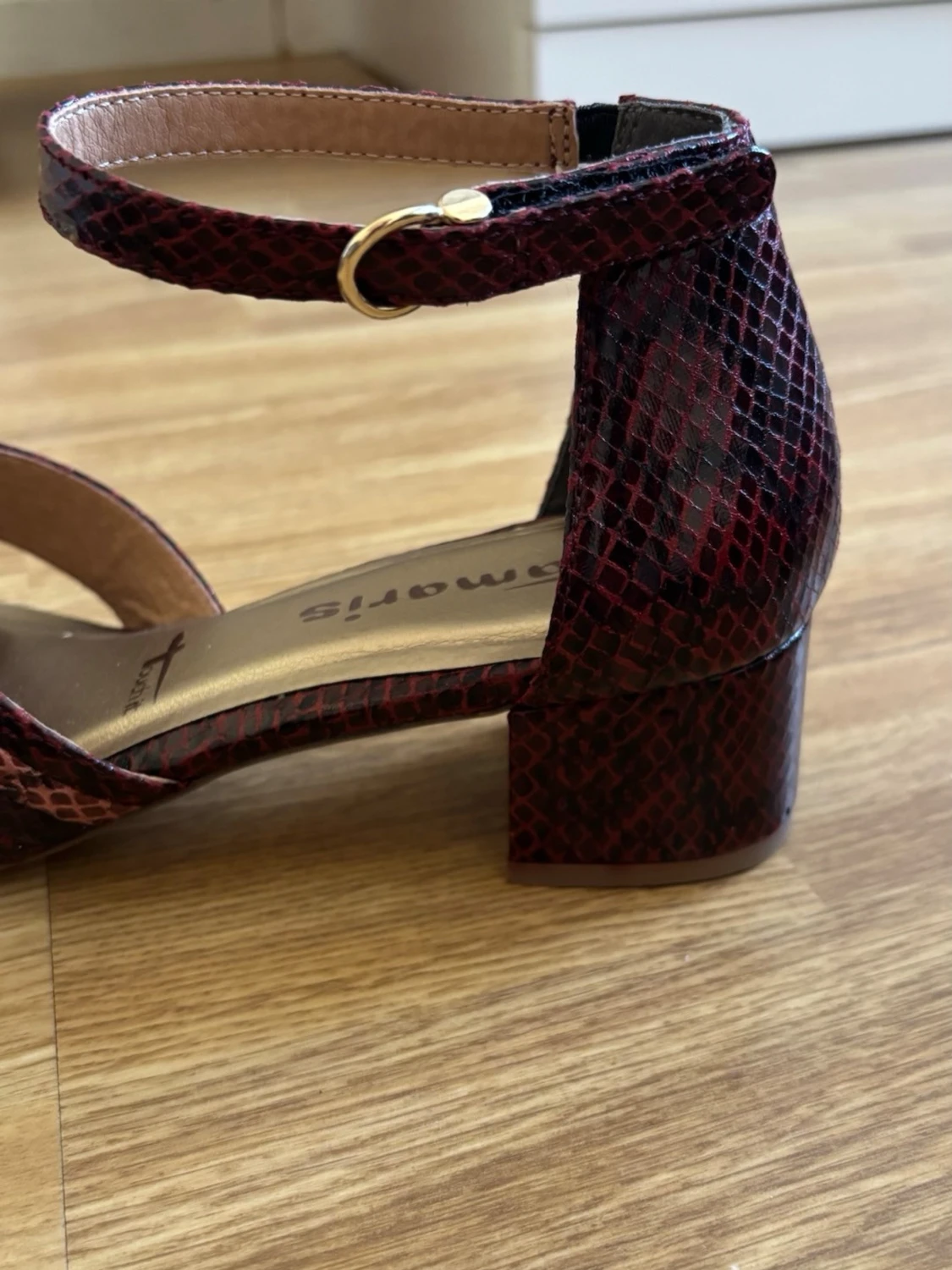 Rödbruna sandaler med ormmönster Tamaris - 1