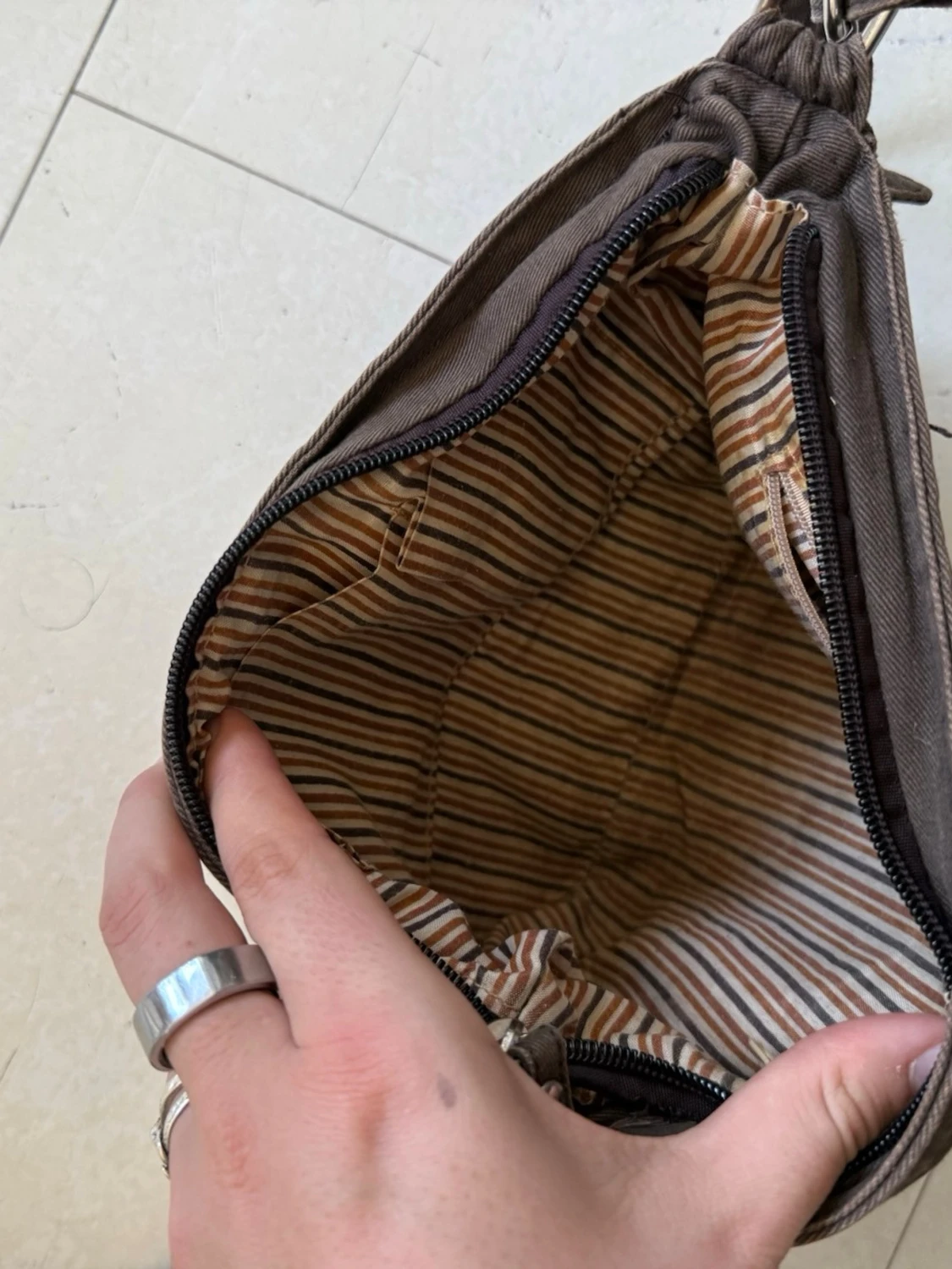 Brun axelväska med detaljer - 3