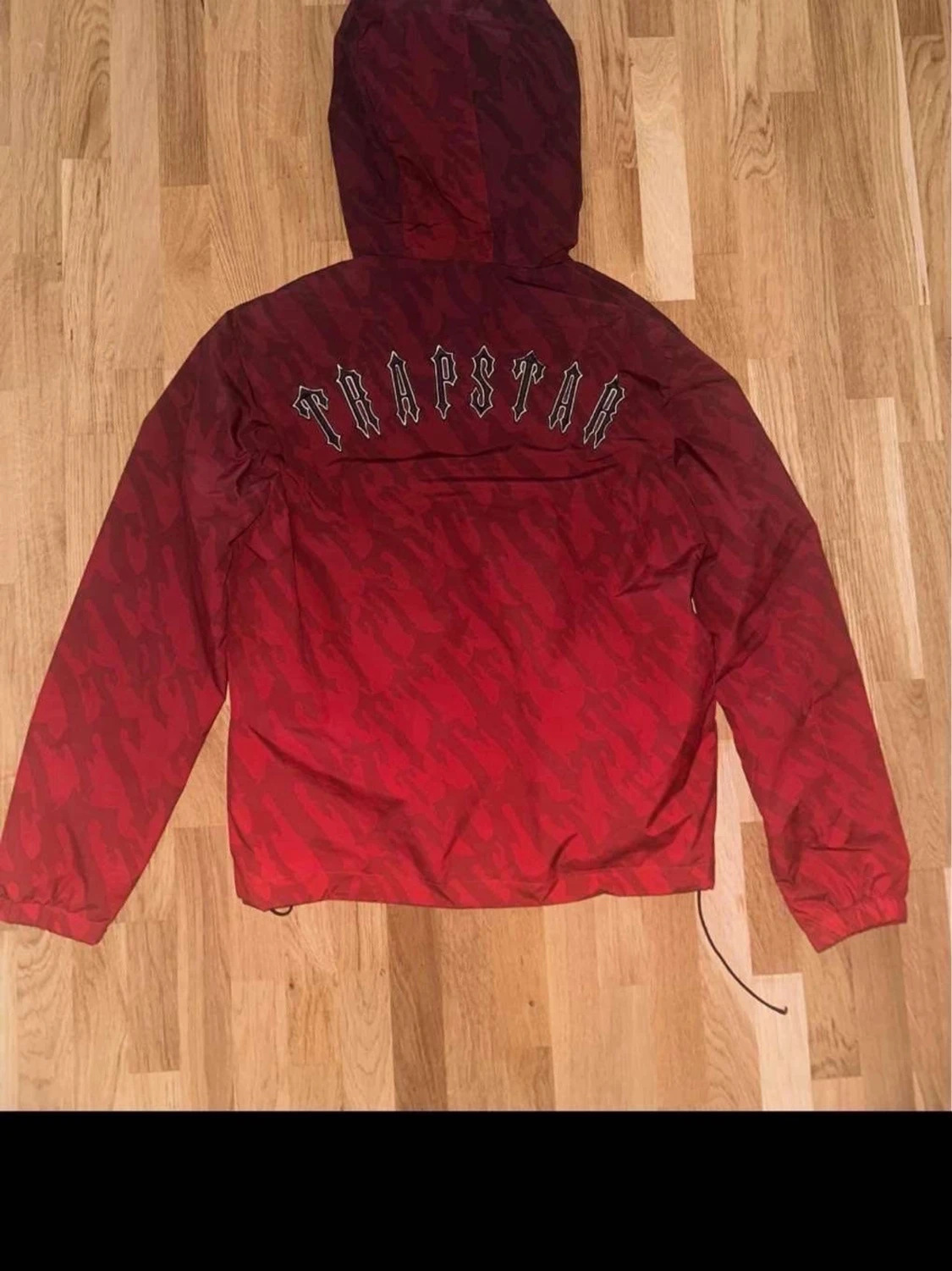 Röd camo vindjacka från Trapstar