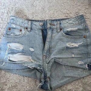 Ljusa slitna jeansshorts - Slitna jeansshorts från hm! Kan gå ner i pris💕💕
