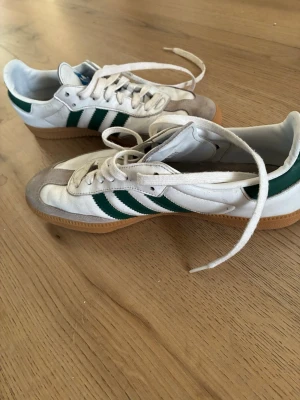Adidas Samba - Säljer mina Adidas samba för dem inte riktigt passade, dem är använda några gånger och det finns ett litet slitage på vänstra som inte märks när man har på sig dem, perfekt för folk som vill vara klassiska men fortfarande ha stil🔥