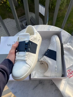 Valentino Garavani vita sneakers - Säljer ett par Valentino opens🙌🏻| Skick 8.5/10🔥(se bild 6 för skada i hälen) | Allt og medföljer, men originalbox saknas så denna skickas med ist. | Skriv vid minsta fundering 💭 