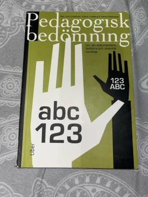 Pedagogisk bedömning kursbok - Pedagogisk bedömning är en kursbok med grönt, svart och vitt omslag. Boken handlar om att dokumentera, bedöma och utveckla kunskap och används ofta inom lärarutbildning. Redaktörer är Lars Lindström, Viveca Lindberg och Astrid Pettersson.