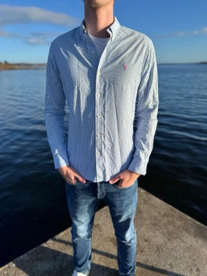Blårutig skjorta från Ralph Lauren - Nu säljer vi denna skjortan i 8.5/10 skick till ett extremt förmånligt pris på endast 299kr men kan sänkas vid snabb och smidig affär! // studio II Resell 💙💙