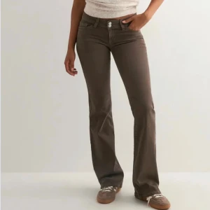 Bruna bootcut jeans från Nelly (34 short) - Säljer ett par bruna bootcut jeans från Nelly med klassiska fickor och kontrastsömmar. Säljer pågrund av att dom är för korta för mig.💕 Helt nya utan användning. Köpte dem för 700kr💓💓