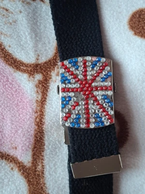 Union jack bälte - Unikt 'bedazzlat' bälte med en 2015 känsla. 105 cm lång. Passar mig(storlek M/28 midjemått)