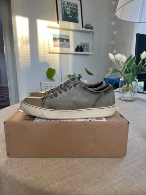 Lanvin skor - Säljer nu dessa fina lanvins i grå färg, storlek UK 6 alltså passar de storlek 40. Fint skick, lite småfläckar men de går säkert att tvätta bort. Bra skor för pengarna, skicka ett meddelande vid frågor!😊