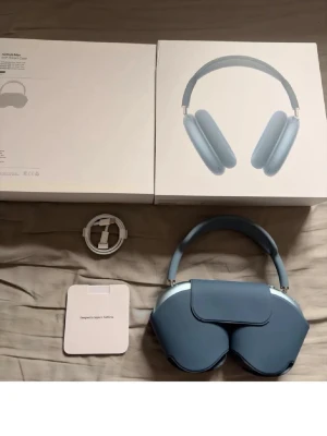 AirPods Max  - AirPods Max Midnight i mycket fint skick säljes. Hörlurarna fungerar perfekt och levererar fantastisk ljudkvalitet med aktiv brusreducering.  Digitalt kvitto finns som bevis på köp.  Säljes på grund av att de inte används. Pris kan diskuteras vid snabb affär.