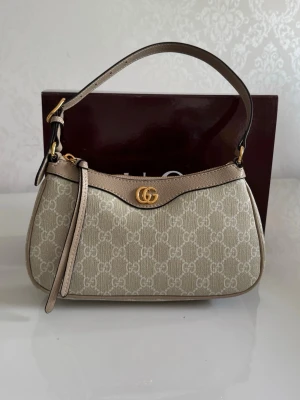 G Beige  - Beige väska kommer med box