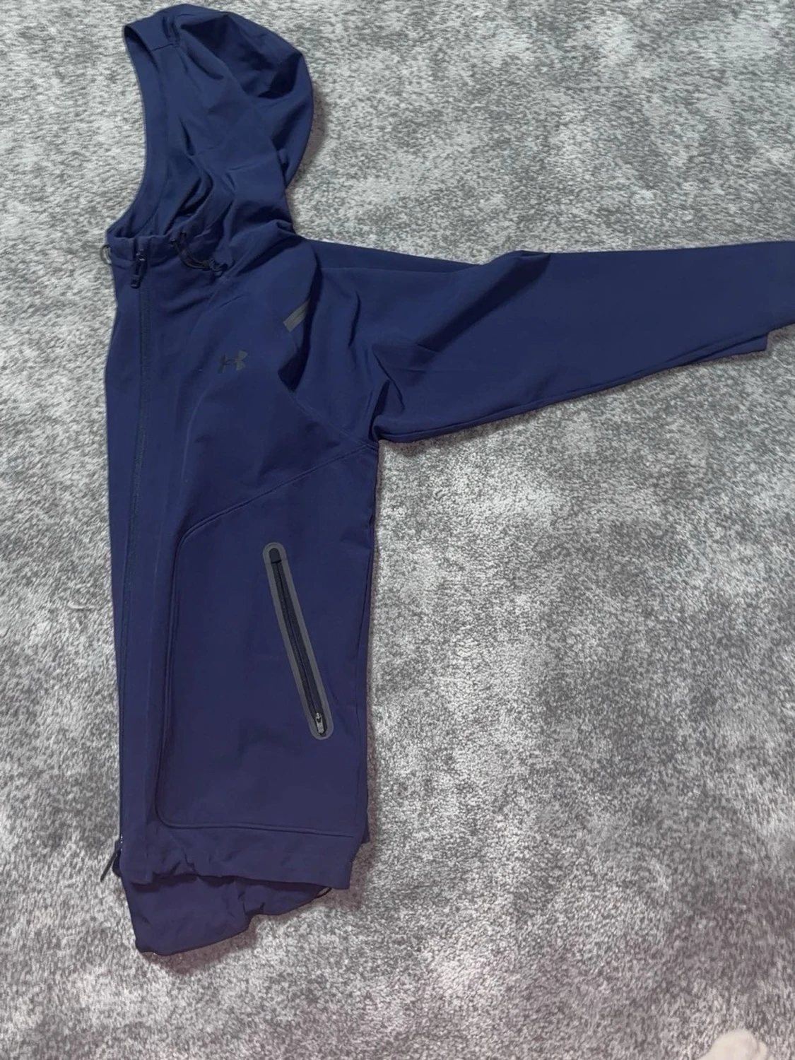 Mörkblå vindjacka från Under Armour  med huva - 2