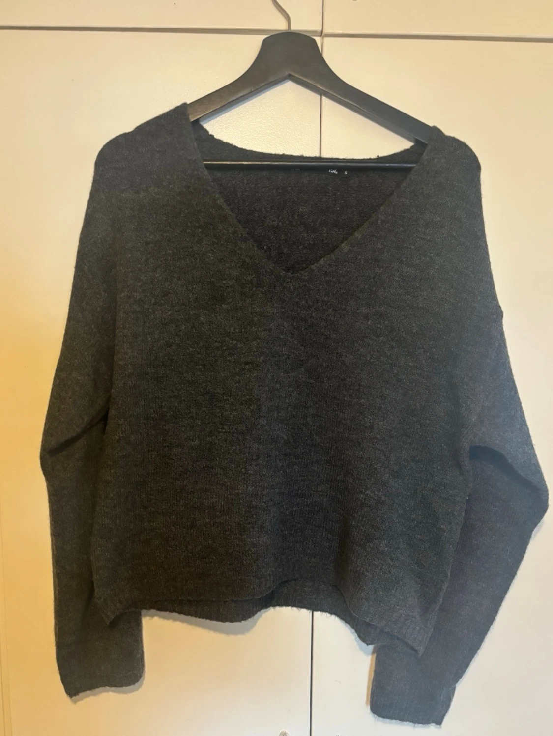 Mörkgrå stickad tröja med v-ringning