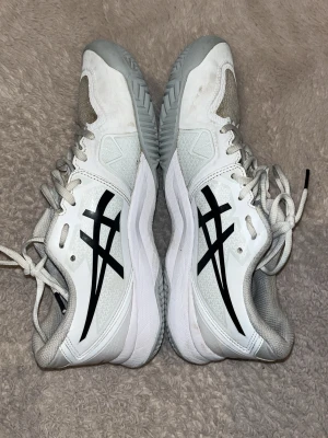 Vita träningskor från asics - Perfekta för sporter som tennis, golf eller springa. Skick 8/10, ny tvättade så luktar ingeting, om ni har några frågor skriv i dm.