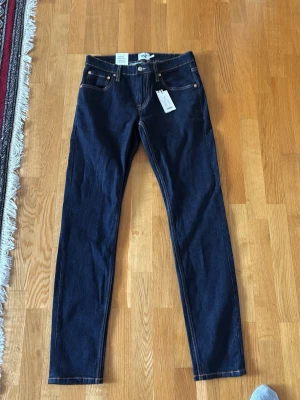 Mörkblå jeans Rocket M - Snygga mörkblå skinny jeans från Lager157 i storlek M Rocket size. Klassisk femficksmodell med kontrastsömmar och raka ben. Jeansen har en tidlös look och passar perfekt till alla typer av outfits. Materialet är slitstarkt denim som håller formen länge.