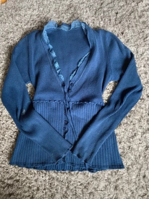 Jätte söt kofta  - Jättefin, men används inte längre. Den har en fläck (se bild) men den går säkert bort i tvätten! Skriv gärna om du vill ha fler bilder eller något annat💕 Kolla gärna min profil😊