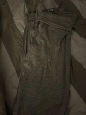 Gråa yogapants  - Säljer ett par ljusgrå mjukisbyxor i mjukt och stretchigt bomullsmaterial. Byxorna har en avslappnad passform och resår i midjan för extra komfort. Perfekta för chill hemma eller när du vill vara bekväm.