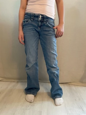 Blå bootcut jeans  - Från Gina Tricot st 146 