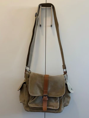 Axelremsväska - Axelremsväska i canvastyg i jättebra skick🌟