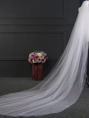 Lång vit brudslöja  - Elegant och superlång vit brudslöja i tunn, mjuk tyll. Slöjan har en klassisk och enkel design utan dekorationer, vilket ger en stilren och romantisk look. Perfekt för dig som vill ha en dramatisk effekt till bröllopsoutfiten.  Bild 1 325kr , bild 2 219kr , helt ny 